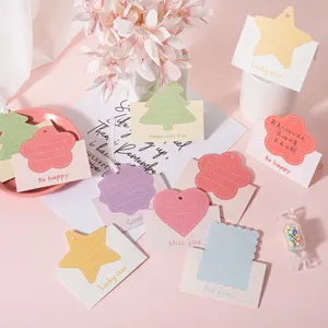 Sortierte Mini-Geschenkarten im Ins-Stil mit Aufhängelöchern für Blumen und Geschenke
