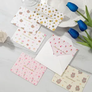 Tarjetas de felicitación con animales y flores, texto en pan de oro y sobres a juego