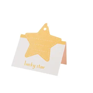 Frische sternförmige Segenskarte mit 'Lucky star' Text und Loch zum Aufhängen für Geschenke.