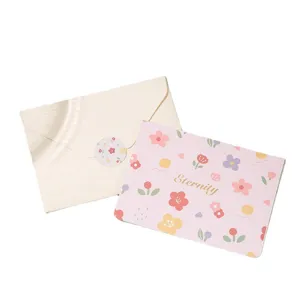 Élégante carte de vœux avec dorure florale et enveloppe pour diverses occasions