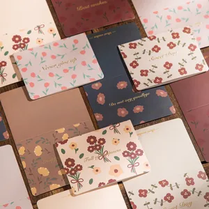 Primer plano de tarjetas de felicitación florales vintage con elegantes citas doradas