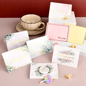 Surtido de tarjetas de felicitación doradas con diseños florales y mensajes sinceros