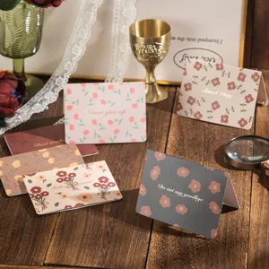 Colección de tarjetas de felicitación florales vintage con estampado dorado en madera.