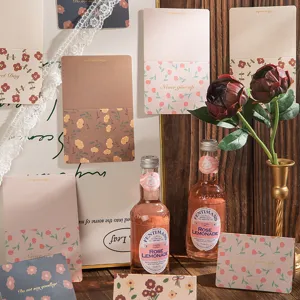 Tarjetas de felicitación vintage con flores y estampado dorado para regalos ideales