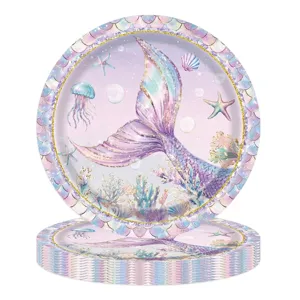 Détail exquis du motif queue de sirène et méduse sur assiettes en papier violettes.