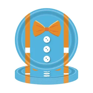 Vue détaillée des assiettes en bleu avec nœud papillon orange et bretelles de fête