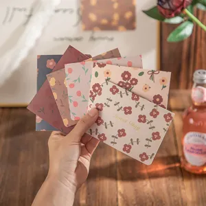 Primer plano de tarjetas de felicitación florales vintage con elegante texto dorado
