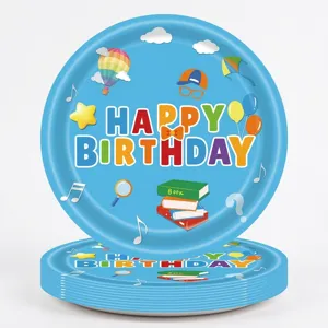 Détail d'assiettes en carton d'anniversaire bleues avec des graphismes d'école