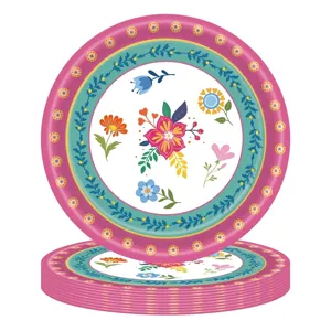 Detailansicht von böhmischen Vintage-Blumenmustern auf Einweg-Party-Papiertellern