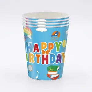 Vue rapprochée de gobelets en papier thème anniversaire bleu avec texte joyeux