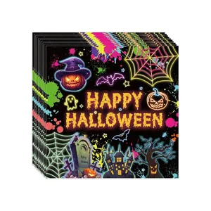 Detalle de servilletas de papel para Halloween con estampados de calabaza y fantasma
