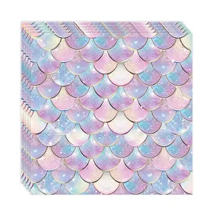 Détail montrant le motif d'écailles de sirène sur des serviettes en papier de fête.