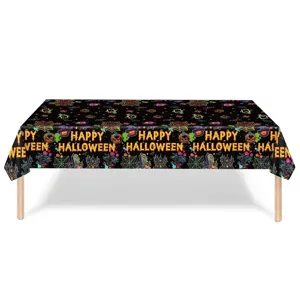 Detalle del mantel desechable negro de Halloween con estampados de Happy Halloween