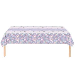 Détail du motif d'écailles de sirène pastel et des éléments marins sur une nappe