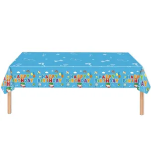Vue détaillée du motif de dessin animé Happy Birthday sur une nappe de fête bleue