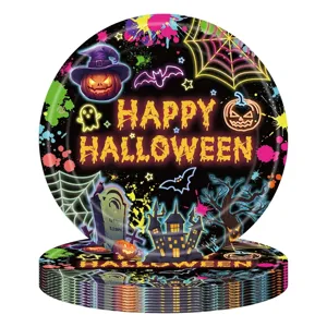 Detalle de platos de papel desechables de Halloween con diseños de neón espeluznantes