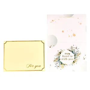 Elegante juego de tarjetas de felicitación doradas con corazón floral y texto For You