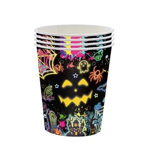Vista detallada de vasos de papel para Halloween con vibrantes gráficos de neón