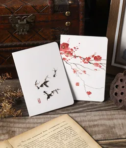 Detalle de tarjetas de felicitación chinas vintage con arte de flores de ciruelo y peces.