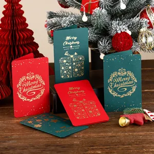 Makrodetail von roten und grünen Weihnachtskarten mit eleganter Goldfolienprägung