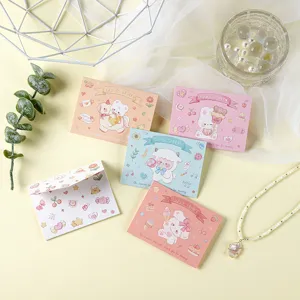 Primer plano de lindas tarjetas de felicitación de tres pliegues con adorables animales de dibujos