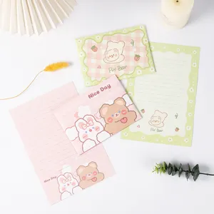 Vue détaillée des motifs mignons d'ours et de lapin sur papier à lettres et enveloppes