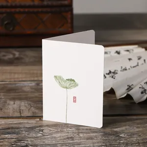 Detalle de una tarjeta de felicitación china vintage con una hoja y un sello rojo