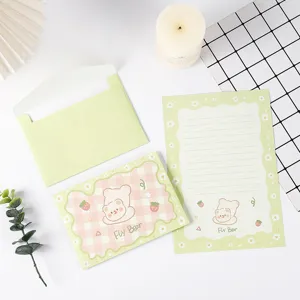 Vue détaillée d'un ensemble de papeterie Fly Bear avec enveloppe verte et papier à lettres.