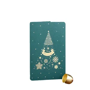 Elegante grüne Vintage-Weihnachtskarte mit Goldfolien-Baumdesign für festliche Grüße.
