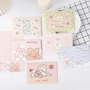 Vue détaillée de papeterie avec enveloppes et papier à lettres motif animaux mignons.