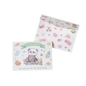 Primer plano de linda tarjeta de felicitación de panda con sobre estampado a juego