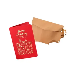 Tarjeta de Navidad roja retro con letras en pan de oro y sobre de kraft