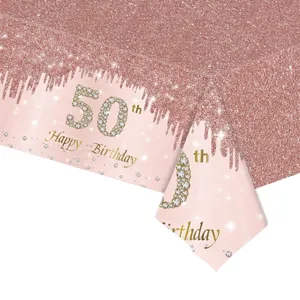 Gros plan d'une nappe rose gold pour 50e anniversaire avec motif pailleté