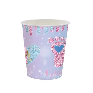 Détail d'un gobelet en papier avec empreintes roses et bleues pour décor de baby shower