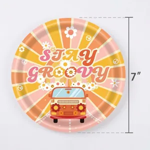 Detailweergave van een 7-inch hippie madeliefje thema wegwerp papieren bord voor feesten