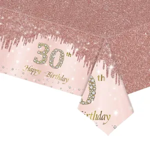 Détail de la nappe de fête jetable 30 ans avec design pailleté or rose et gouttes