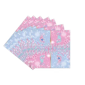 Vue détaillée des motifs d'empreintes de bébé roses et bleus pour baby shower