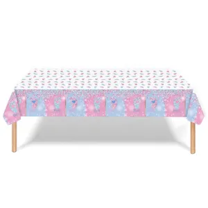 Nappe de fête gender reveal avec motifs de petits pieds de bébé roses et bleus.