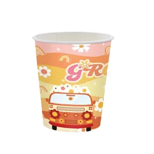 Groovy hippie wegwerp papieren beker met retro busje en gele madeliefjes patronen