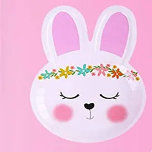 Vue détaillée d'une assiette en carton en forme de lapin de Pâques avec couronne florale.
