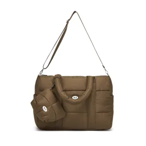 Close-up van bruine puffer nylon draagtas met bijpassend etui en schouderband