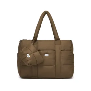 Detailweergave van grote bruine puffer draagtas met bijpassend klein tasje