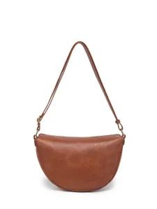 Vista frontal de un bolso bandolera vintage marrón en forma de media luna