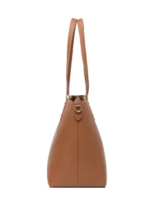 Perfil lateral de un bolso tote grande de cuero sintético marrón con gran capacidad para mujer