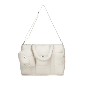 Detail van gebroken witte gewatteerde puffer draagtas met waterbestendig nylon en etui