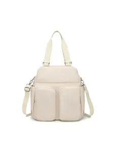 Vista detallada del bolso bandolera impermeable crema con varios bolsillos.
