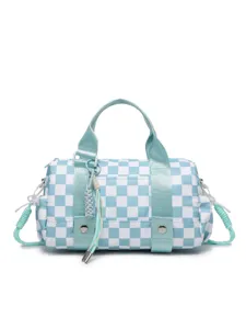 Dettaglio di una borsa da viaggio a scacchi blu e bianca con robuste maniglie.