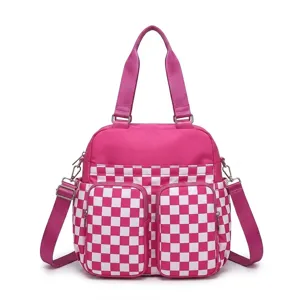 Vista detallada frontal de bolsa de gimnasio impermeable a cuadros rosa fucsia