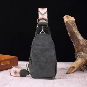 Bolso de pecho vintage gris oscuro para mujer con correa ancha de patrón geométrico.