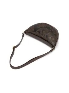 Detalle del patrón floral grabado en el bolso de hombro de piel sintética marrón retro